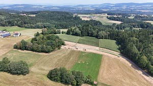 Luftaufnahme des Baufortschritts am Agrarweg Reiting-Kiriau mit Baufahrzeugen im Bereich der neuen Trasse